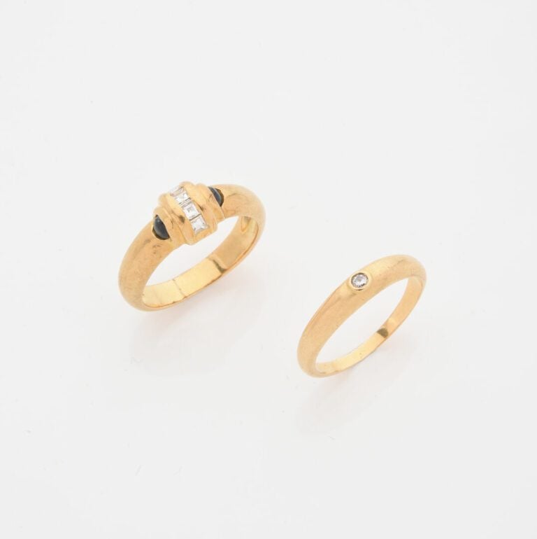 Bague en or jaune à motif de rouleau serti de diamants calibrés et ponctué de d…