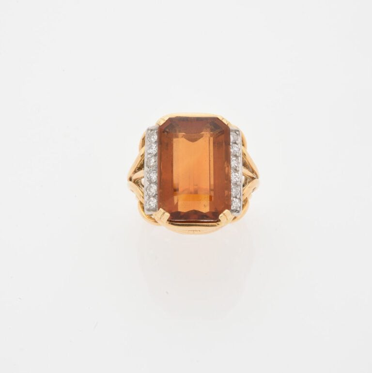 Bague en ors jaune et gris (750) à monture ajourée ornée d'une citrine rectangu…