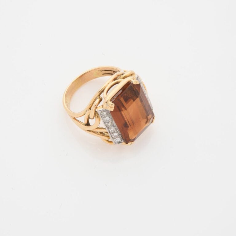 Bague en ors jaune et gris (750) à monture ajourée ornée d'une citrine rectangu…