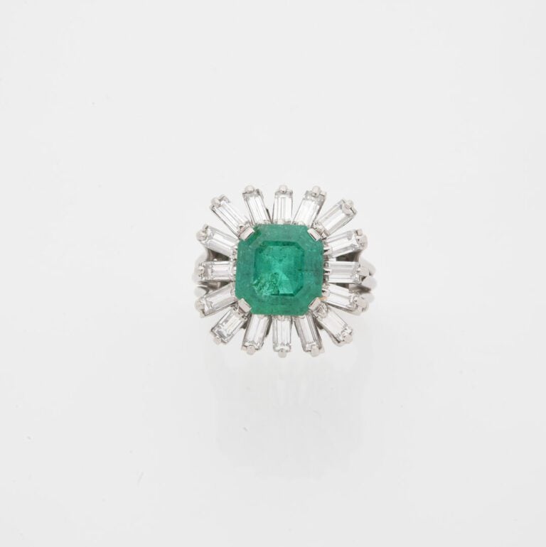 Bague en platine (850) ornée d'une émeraude de belle couleur taillée à degrés d…