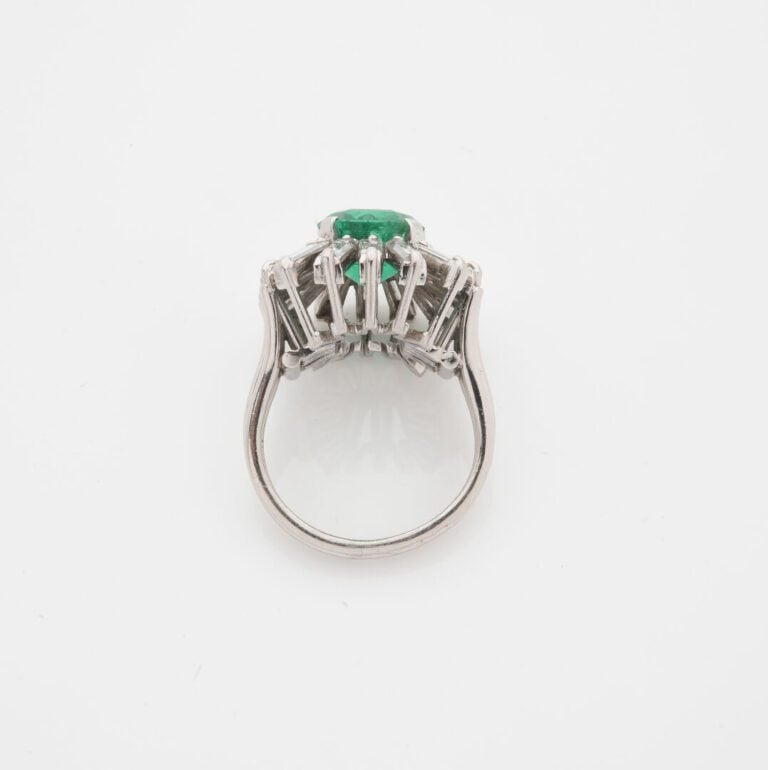 Bague en platine (850) ornée d'une émeraude de belle couleur taillée à degrés d…