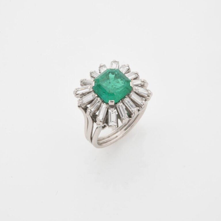 Bague en platine (850) ornée d'une émeraude de belle couleur taillée à degrés d…