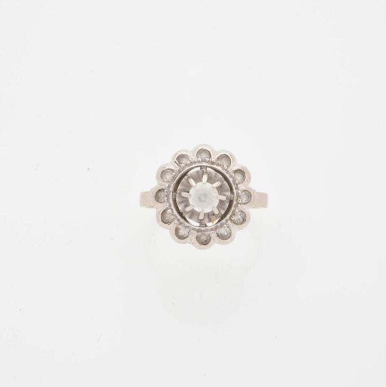 Bague fleur en or gris (750) sertie de pierres blanches facettées - Poids brut…