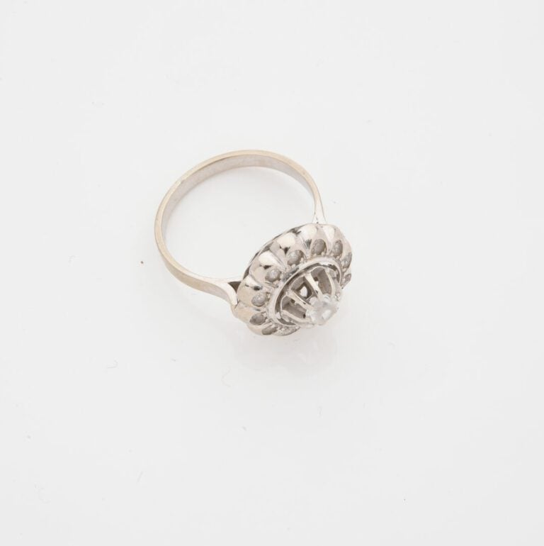 Bague fleur en or gris (750) sertie de pierres blanches facettées - Poids brut…