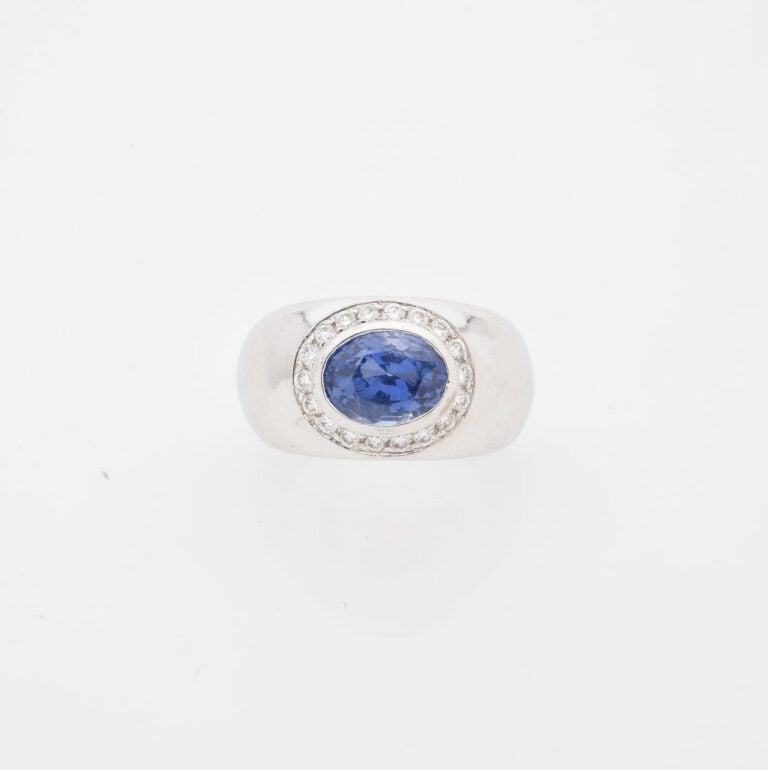 Bague jonc en or gris (750) ornée d'un saphir de Ceylan de taille ovale facetté…