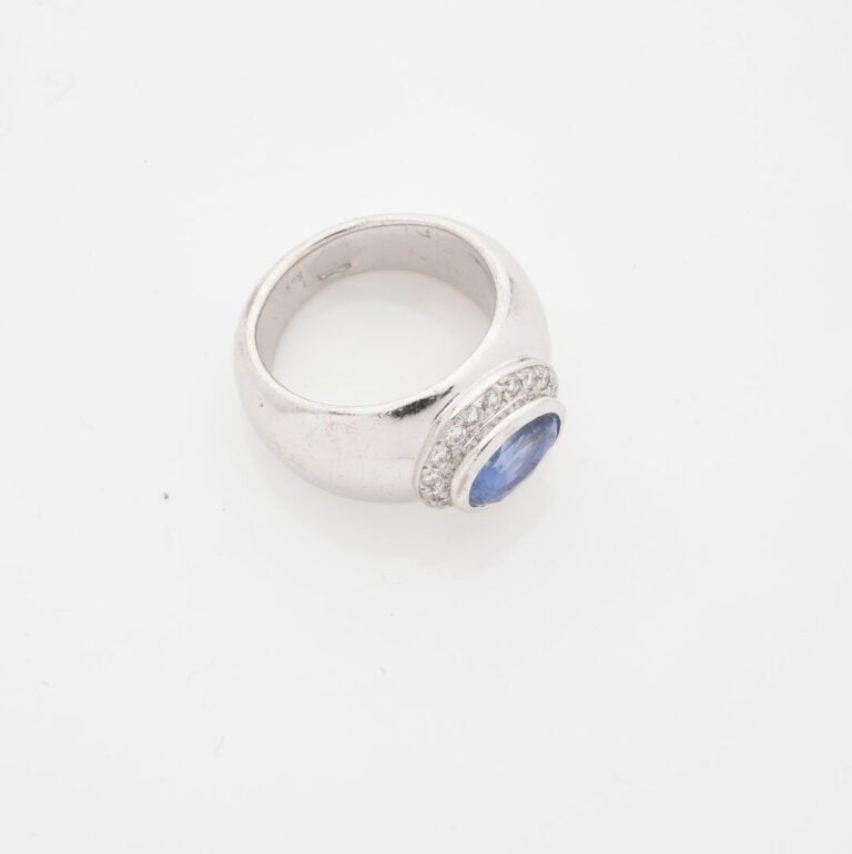 Bague jonc en or gris (750) ornée d'un saphir de Ceylan de taille ovale facetté…