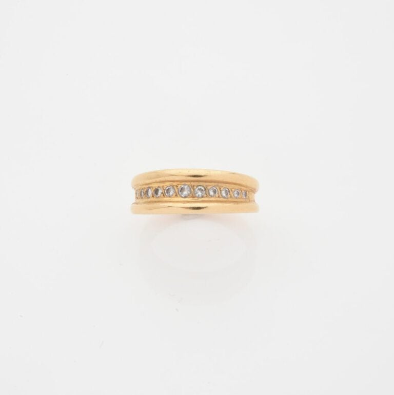 Bague jonc en or jaune (750) ornée d'une ligne de diamants taille brillant en s…