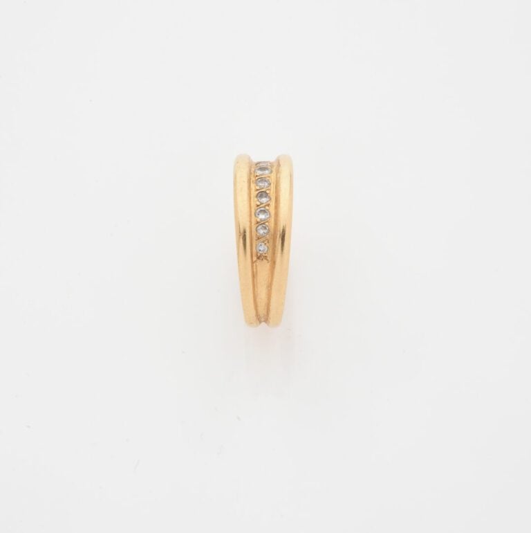 Bague jonc en or jaune (750) ornée d'une ligne de diamants taille brillant en s…