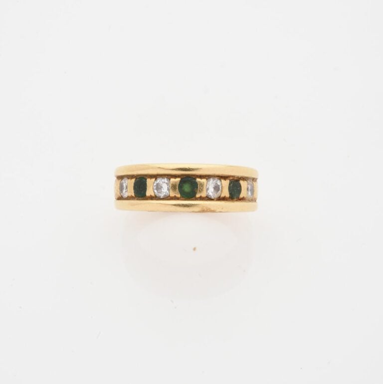 Bague jonc en or jaune (750) sertie de diamants taille brillant et émeraudes ro…