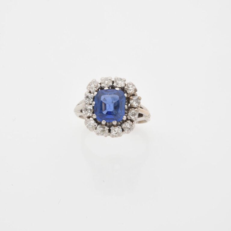 Bague marguerite en or gris (750) ornée d'un saphir birman de taille coussin fa…