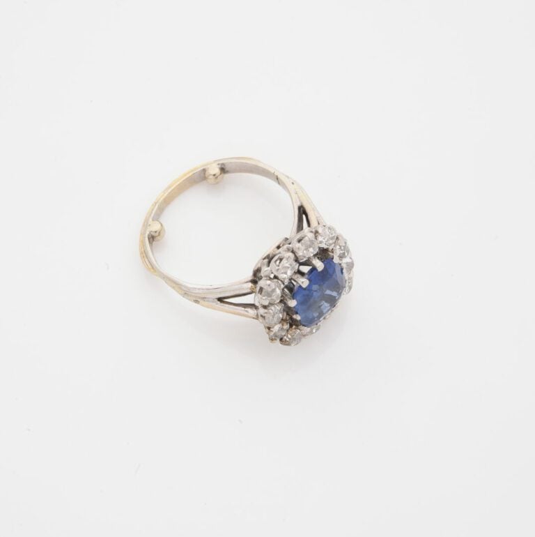 Bague marguerite en or gris (750) ornée d'un saphir birman de taille coussin fa…