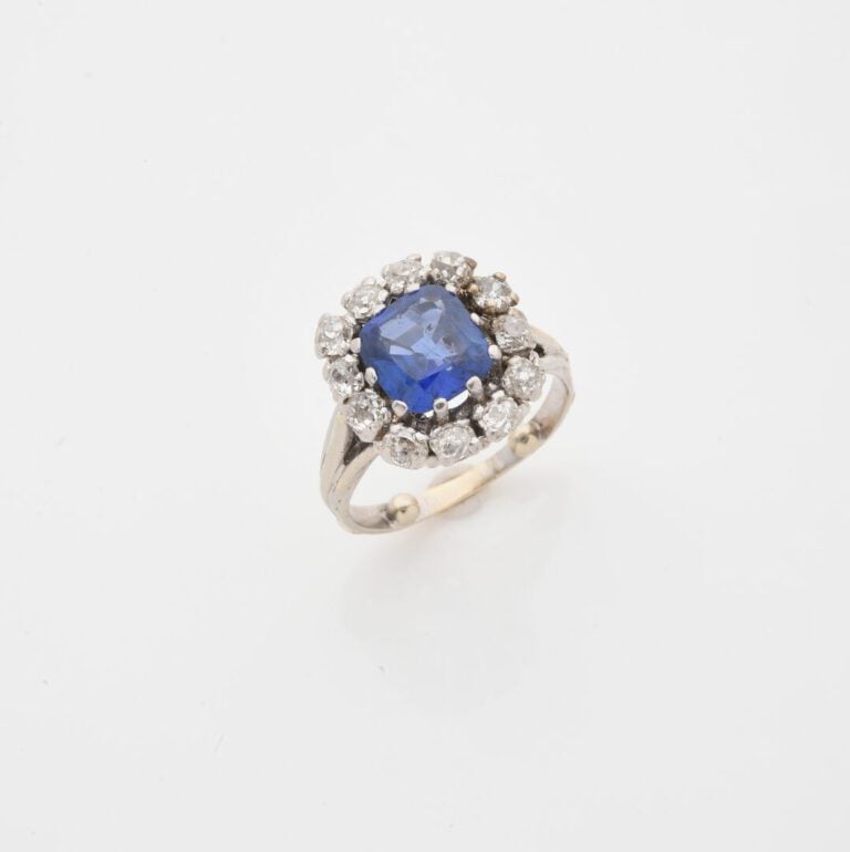 Bague marguerite en or gris (750) ornée d'un saphir birman de taille coussin fa…
