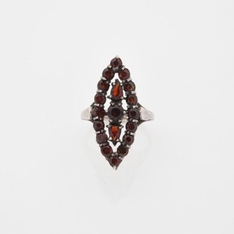 Bague marquise en argent (925) ornée de grenats et pierres rouges facettées en…