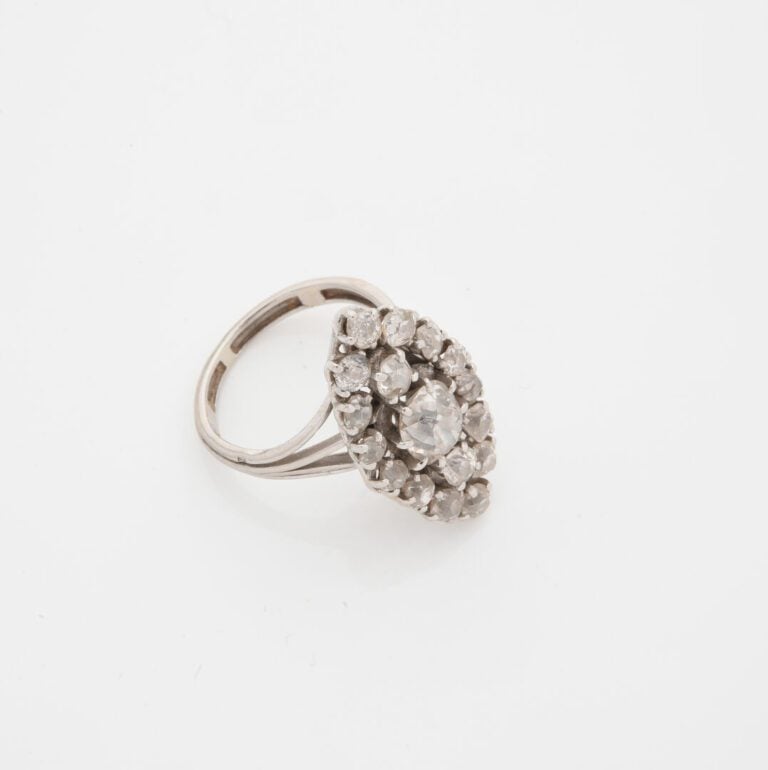 Bague marquise en platine (850) pavée de diamants taille ancienne en serti grif…
