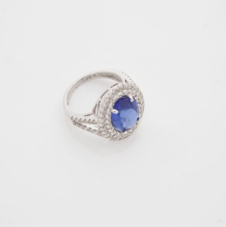 Bague ovale en or gris (750) à monture ajourée ornée d'une tanzanite en serti g…