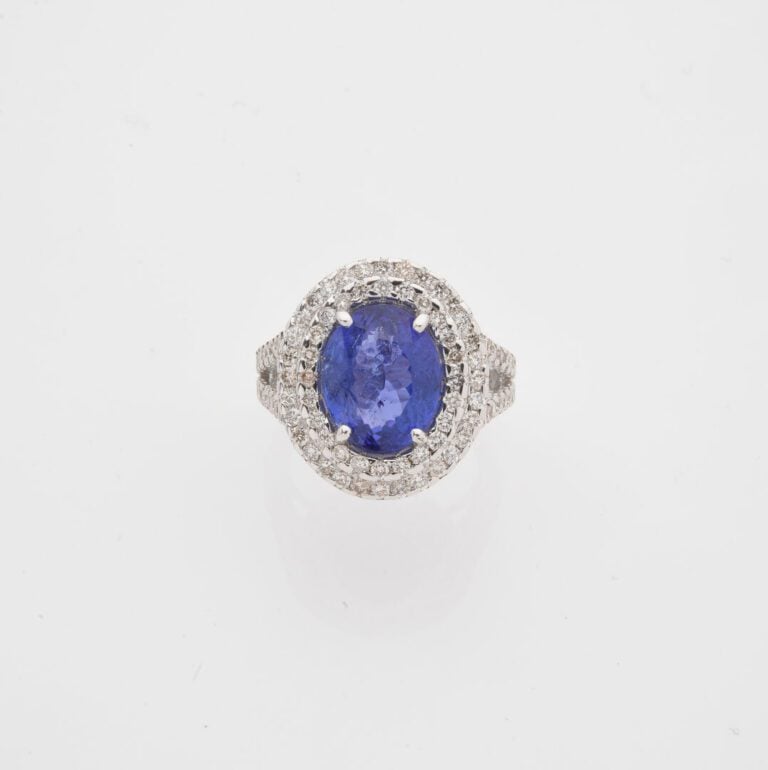 Bague ovale en or gris (750) à monture ajourée ornée d'une tanzanite en serti g…