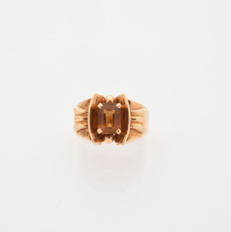 Bague pont en or jaune (750) ornée d'une citrine rectangulaire taillée à degrés…