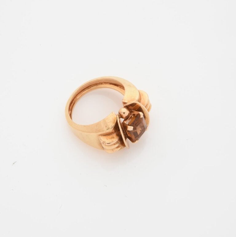 Bague pont en or jaune (750) ornée d'une citrine rectangulaire taillée à degrés…