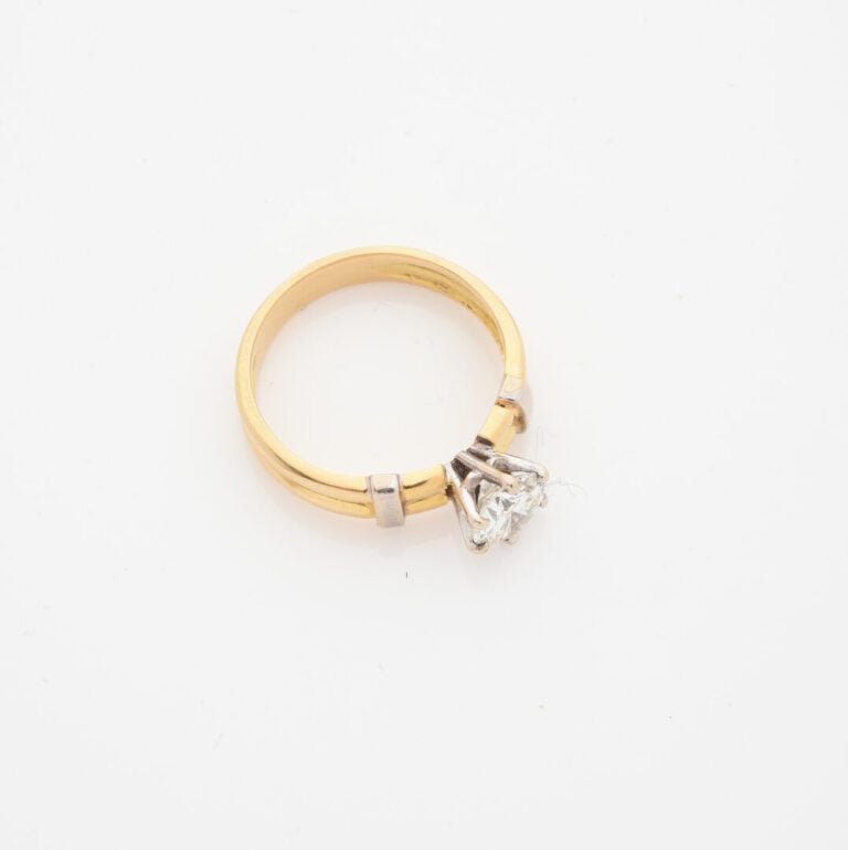 Bague solitaire en or (750) deux tons ornée d'un diamant taille brillant en ser…