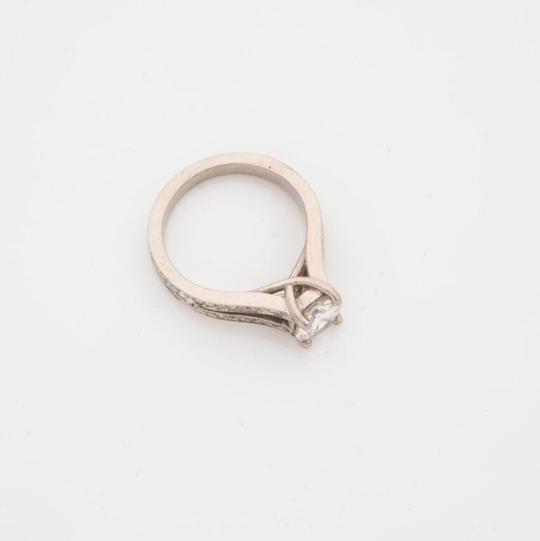 Bague solitaire en or gris (750) à monture ajourée ornée d'un diamant taille br…