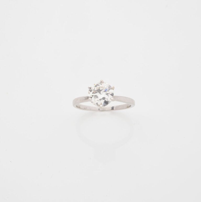 Bague solitaire en or gris (750) ornée d'un diamant demi-taille en serti griffe…