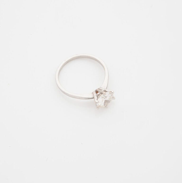 Bague solitaire en or gris (750) ornée d'un diamant demi-taille en serti griffe…