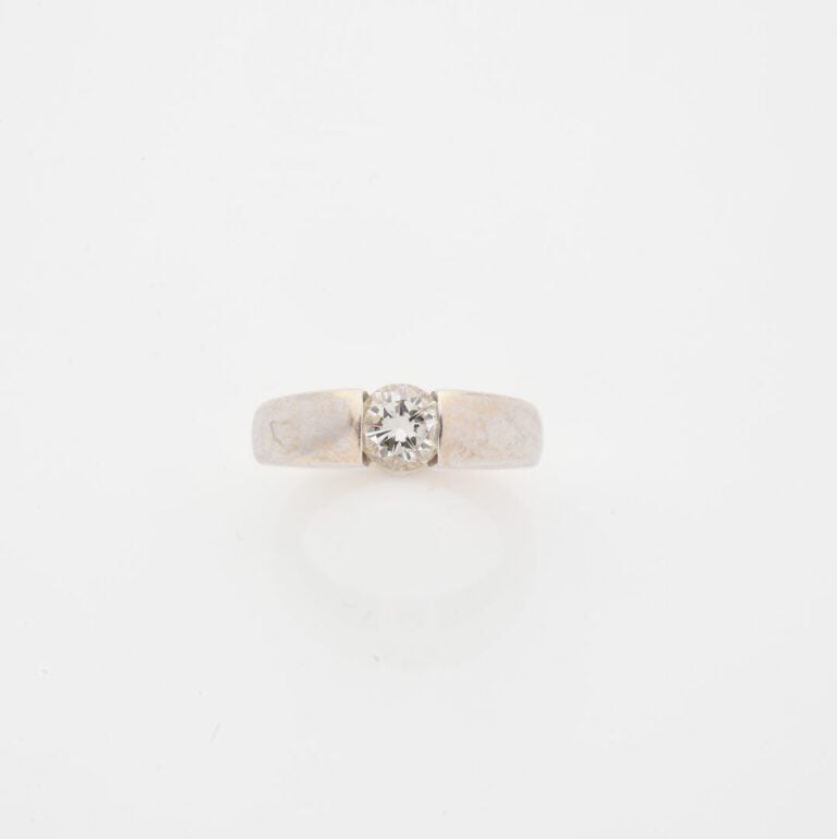 Bague solitaire en or gris (750) ornée d'un diamant taille brillant - Poids app…