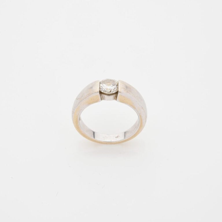 Bague solitaire en or gris (750) ornée d'un diamant taille brillant - Poids app…