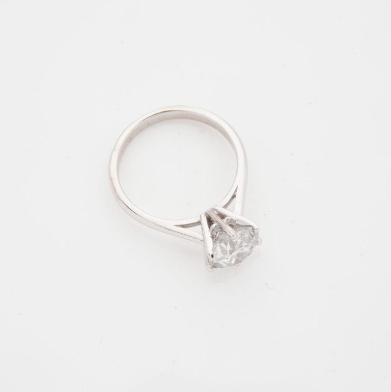 Bague solitaire en or gris (750) ornée d'un diamant taille brillant en serti gr…