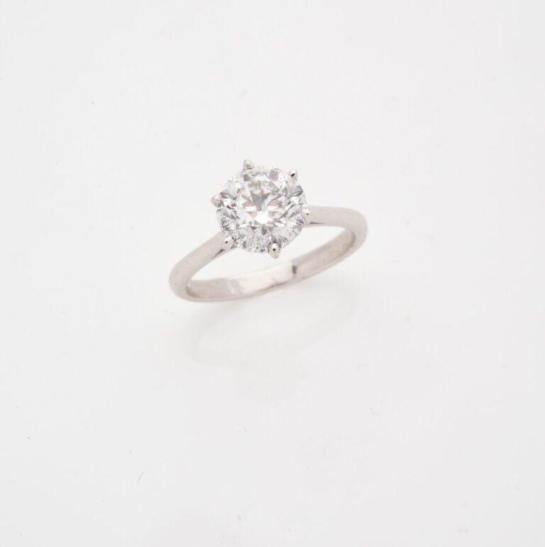 Bague solitaire en or gris (750) ornée d'un diamant taille brillant en serti gr…