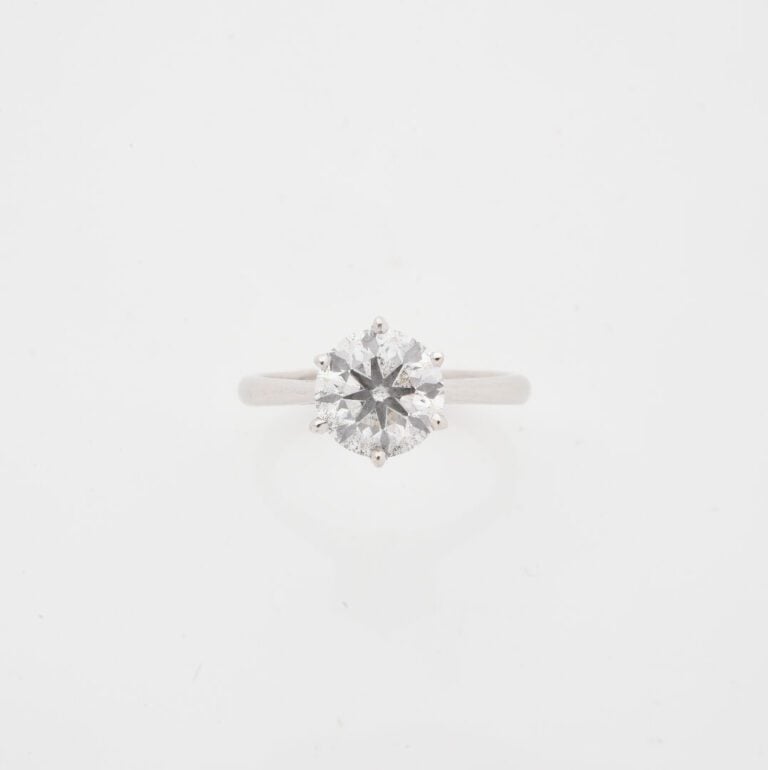 Bague solitaire en or gris (750) ornée d'un diamant taille brillant en serti gr…