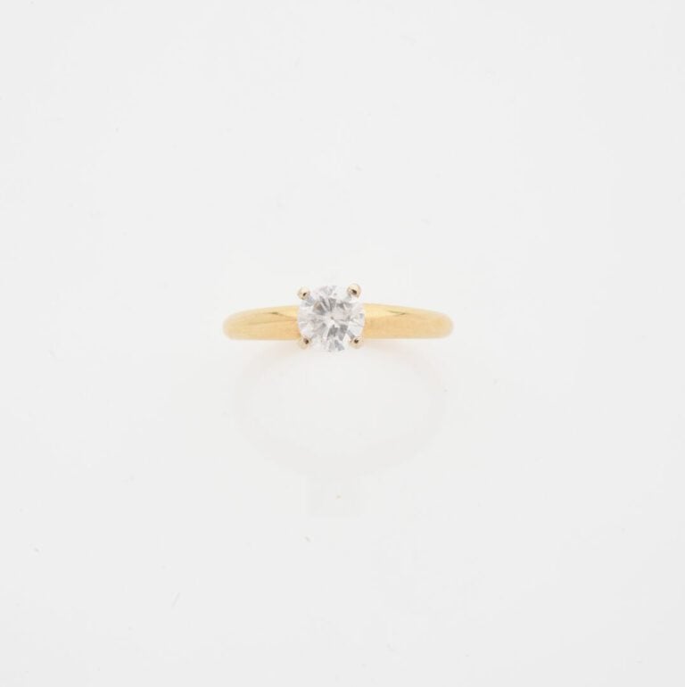 Bague solitaire en or jaune ornée d'un diamant taille brillant en serti griffe…
