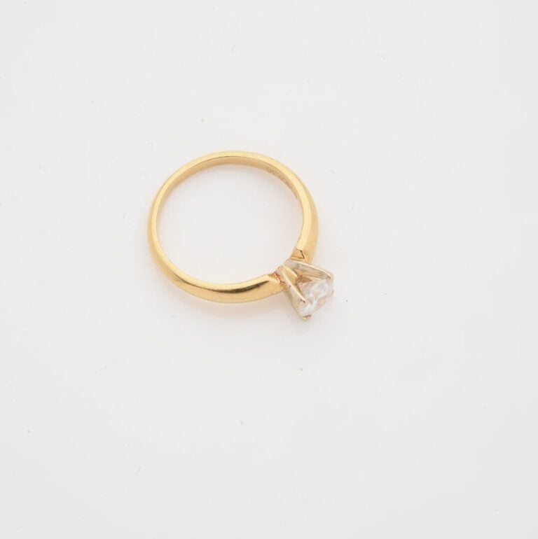 Bague solitaire en or jaune ornée d'un diamant taille brillant en serti griffe…