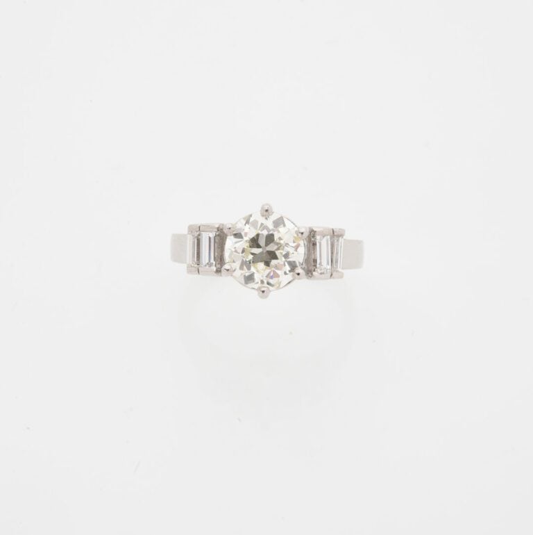 Bague solitaire en platine (850) ornée d'un diamant taille ancienne en serti gr…
