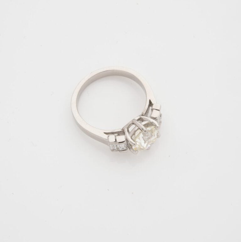 Bague solitaire en platine (850) ornée d'un diamant taille ancienne en serti gr…