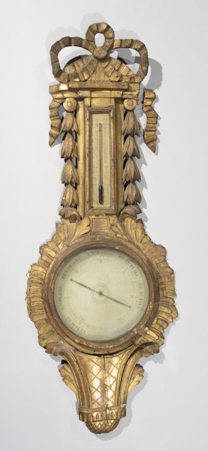 Baromètre-thermomètre en bois sculpté doré à décor de coquilles ; noeud de ruba…