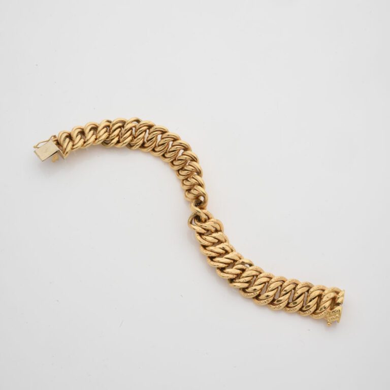 Bracelet en or jaune (750) creux à maille américaine, fermoir cliquet et huit d…