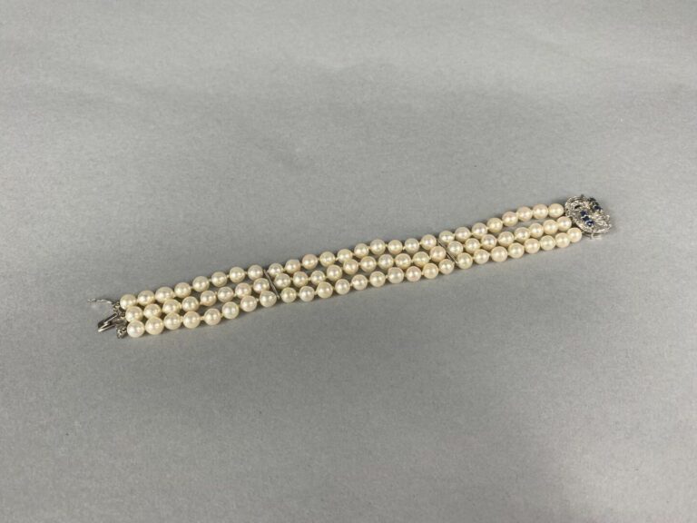Bracelet formé de trois rangs de perles de culture alternés de barrettes, fermo…