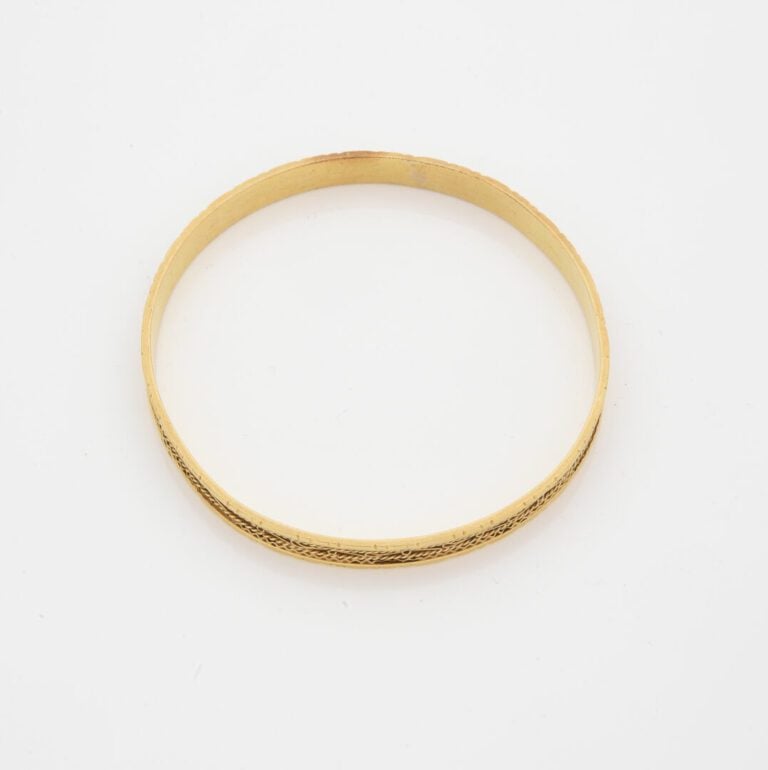 Bracelet jonc en or jaune (750) orné d'une frise filigranée - Poids : 16.1 g -…