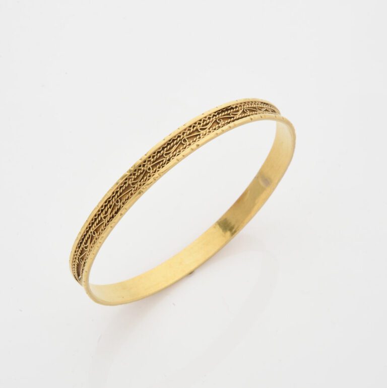 Bracelet jonc en or jaune (750) orné d'une frise filigranée - Poids : 16.1 g -…