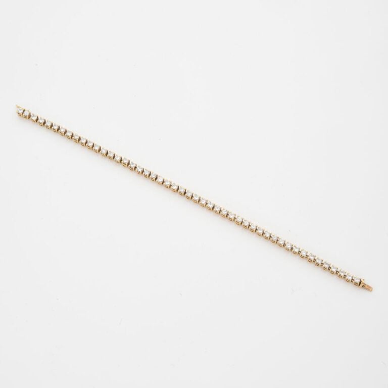 Bracelet ligne en or jaune (750) orné de quarante-huit diamants taille brillant…
