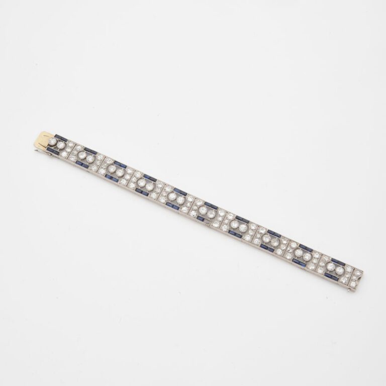 Bracelet ruban articulé en or gris (750) formé de dix maillons ajourés ornés de…