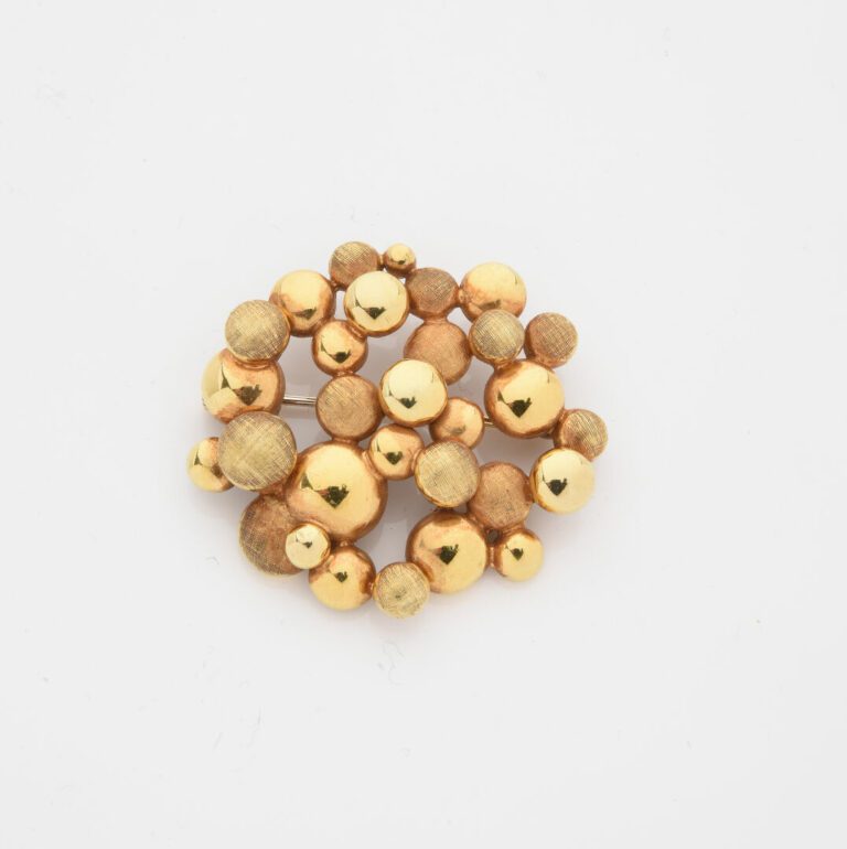 Broche en or jaune (585) à décor ajouré et motifs de pastilles, certaines amati…