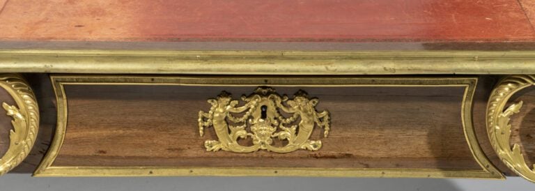 Bureau plat en placage d'amarante de fil ; de forme rectangulaire, il ouvre par…