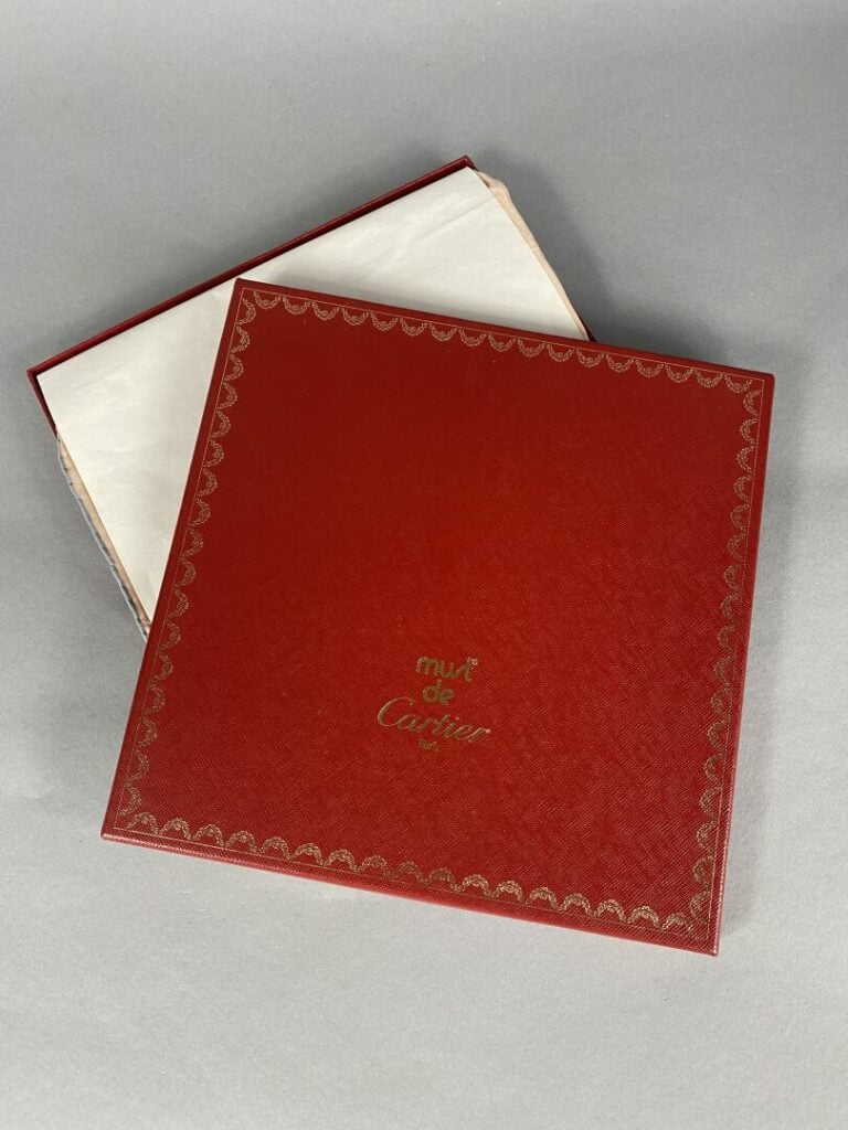 CARTIER, Must - Carré en soie rose poudré à motif de diadème - Avec boîte