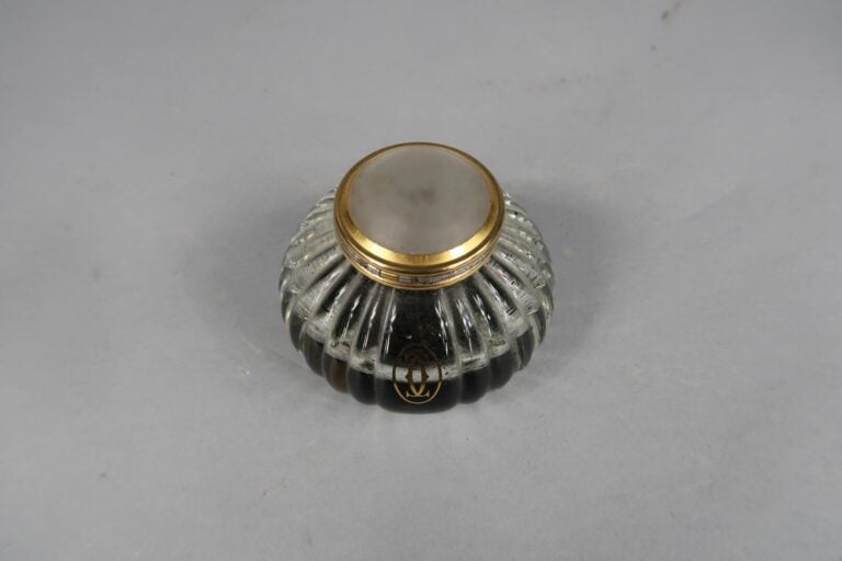CARTIER, Must - Encrier en cristal à décor de godrons, bouchon en métal doré et…