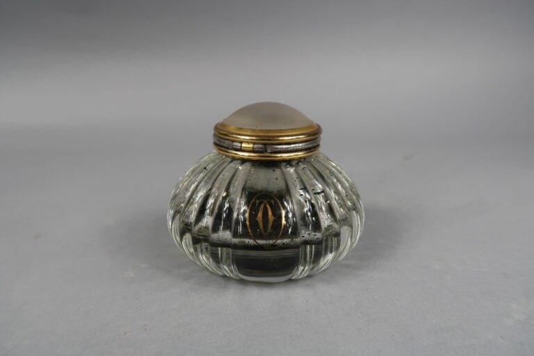 CARTIER, Must - Encrier en cristal à décor de godrons, bouchon en métal doré et…