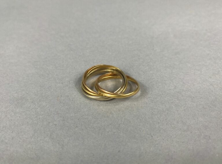 CARTIER Paris, Trinity semainier - Bague en or (750) trois tons formée de sept…