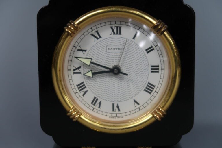 CARTIER - Pendulette réveil de style Art Déco en métal doré et laqué noir imita…