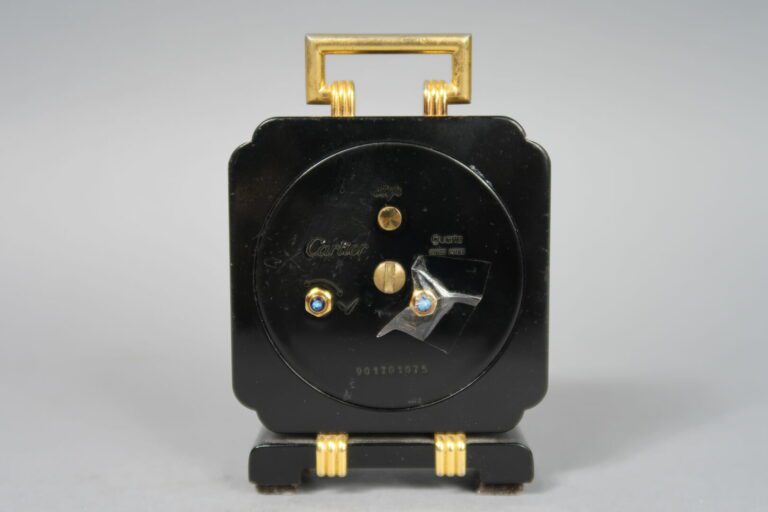 CARTIER - Pendulette réveil de style Art Déco en métal doré et laqué noir imita…